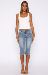 Annie Low Rise Denim Capri Jeans Vintage Light Blue Wash